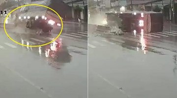 Phóng nhanh trên đường trơn, xe tải 'gặm' nát dải phân cách rồi lật nhào