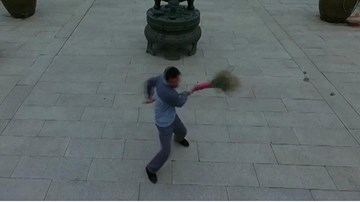 Mãn nhãn xem người quét chùa Thiếu Lâm múa chổi như cao thủ võ thuật