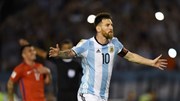Messi đòi "xử" trọng tài, Argentina thắng xấu xí