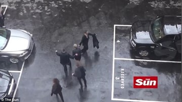 Thủ tướng Anh hoảng hốt chạy ra xe khi nghe tin vụ khủng bố ở London