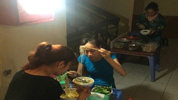 Quán bún chả “dạt” hành lang chung cư sau “cơn lốc” vỉa hè