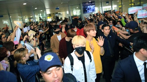 Fan Việt gào thét khi thấy Seventeen, Se7en, Apink tại sân bay