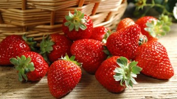 Dâu tây, lê, bạc hà - bí quyết thải độc, trắng hồng làn da