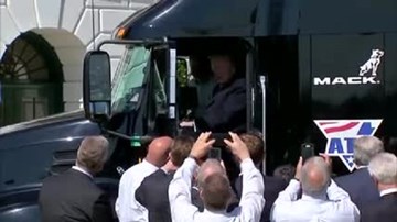 Ông Trump phấn khích trèo lên xe tải, giả làm tài xế
