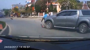 Xe biển đỏ phóng nhanh, hất văng kéo lê xe máy ở vòng xuyến