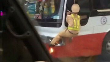 CSGT đu xe khách như người nhện