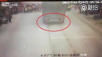 Xe tải đâm nhóm học sinh sang đường gây tai nạn thương tâm