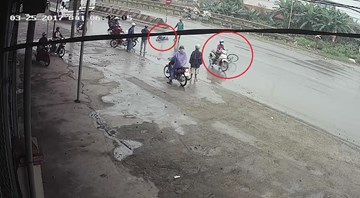 Cô gái thản nhiên phóng xe đi, bỏ nạn nhân bất tỉnh trên đường mưa