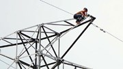 Thanh niên 'ngáo đá' cố thủ trên cột điện cao thế làm 2 tỉnh mất điện