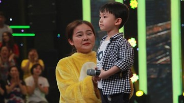 Bé 4 tuổi khiến khán giả thích thú khi hát bolero