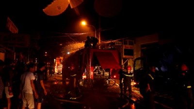 Cháy kinh hoàng ở quận 12, nhiều nhà dân bị thiêu rụi