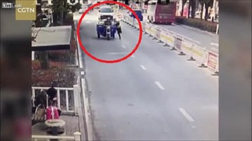 Xe ba gác vượt đèn đỏ, kéo lê, cán gãy chân cảnh sát