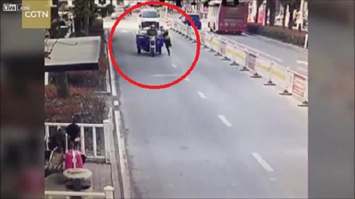 Xe ba gác vượt đèn đỏ, kéo lê, cán gãy chân cảnh sát