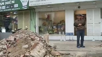 Hà Nội: Phế thải đổ tràn ra lòng đường sau “dẹp loạn” vỉa hè