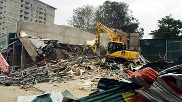Máy xúc, cần cẩu ra quân, ngổn ngang đại công trường dẹp vỉa hè