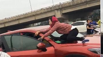 Hai phụ nữ trèo lên nóc ô tô, đánh ghen ngay trên phố