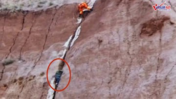 Thót tim xem giải cứu cậu bé mắc kẹt trong khe núi
