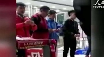 Bắt nhân viên xếp hàng, tự tay xé tiền kiếm được