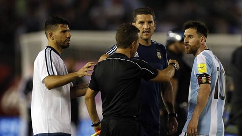 Messi bị treo giò 4 trận, Argentina thua hổ thẹn