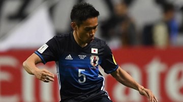 Pha húc đầu hài hước của hậu vệ Nhật Bản trước Thái Lan