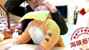 Bảo mẫu bóp mũi, tát vào mặt bé 1 tuổi khi cho ăn