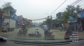 Lái xe bằng 1 tay, cô gái trẻ nhận ngay kết quả buồn