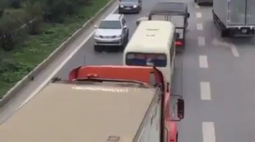 3 ôtô rồng rắn chạy ngược chiều trên cao tốc Hà Nội - Bắc Giang