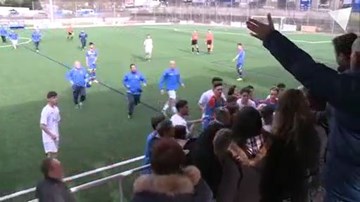 Cầu thủ và CĐV đấm nhau túi bụi trên sân đấu