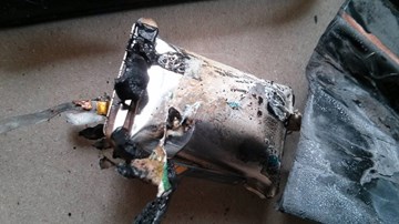 Đốt pin điện thoại, 2 anh em ruột bị pin nổ phải nhập viện