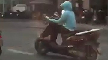 Dáng ngồi 'nhức mắt' của cô gái đi xe máy chỉ vì nắng