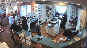 Xe ô tô húc sập nhà, người phụ nữ thoát chết thần kỳ