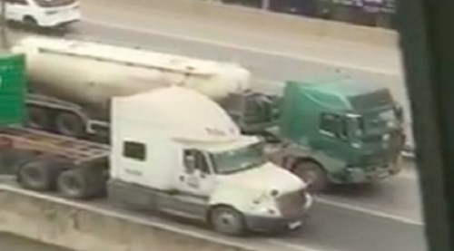 Hai xe đầu kéo dàn hàng rùa bò gây tắc dài ở đường trên cao Hà Nội