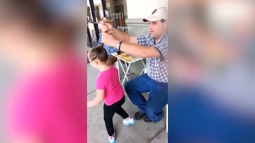 Ông bố của năm: Độc chiêu buộc tóc cho con gái siêu đáng yêu