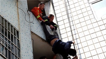 Người đàn ông nhảy lầu tự tử, nhưng bị túm quần lôi lại