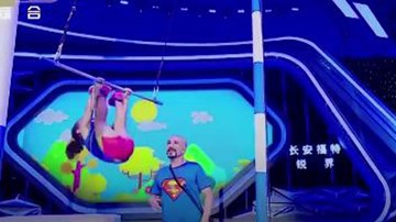 Bé trai 3 tuổi Iran trèo tường, đu xà như “người nhện”