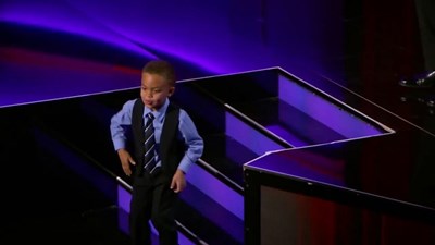 Cậu bé 5 tuổi khiến MC thán phục, hàng trăm người hát theo