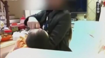 Bị bảo mẫu bịt mũi ép ăn, bé trai suýt chết sặc