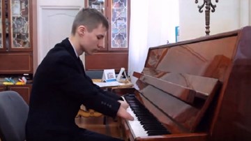 Chàng trai cụt hai bàn tay đánh piano cực hay hút dân mạng