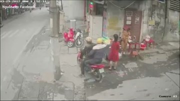 Camera ghi hình 2 thanh niên nghi giật trang sức trên phố