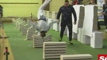 Thiếu niên lập kỷ lục dùng đầu đập vỡ 111 khối bê tông