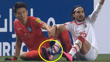 Dây giày mắc vào nhau, 2 cầu thủ ngồi bệt trên sân cầu cứu