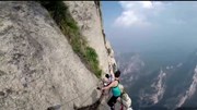 Hành trình leo núi nguy hiểm bậc nhất thế giới