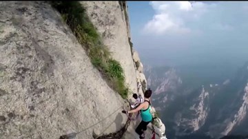 Hành trình leo núi nguy hiểm bậc nhất thế giới