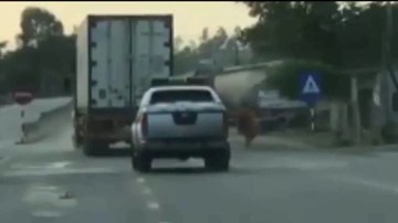 Tài xế container chèn ép xe CSGT gần 20 km trên quốc lộ