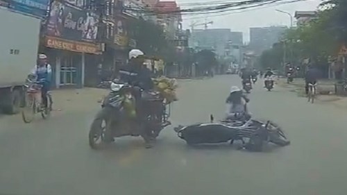 Cái kết 'đắng' cho cô gái vừa lái xe vừa đút tay vào túi áo