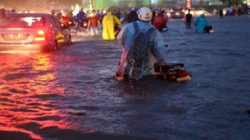 Mưa trái mùa kỷ lục, ngập nước, kẹt xe trên diện rộng