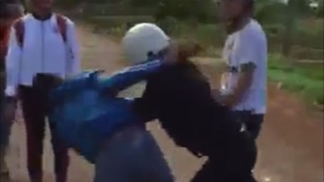 Nữ sinh liên tiếp đánh nhau