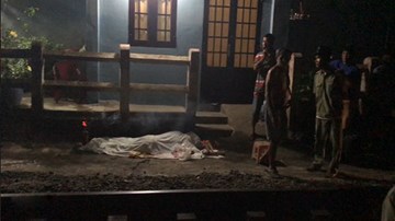 Tàu hỏa tông chết người đàn ông ngồi trên đường ray