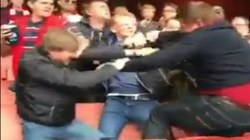 CĐV Arsenal dùng nắm đấm nói chuyện trên sân Emirates