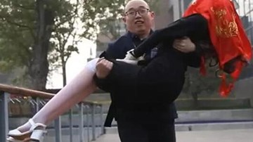 Chàng trai Trung Quốc cưới Robot làm vợ